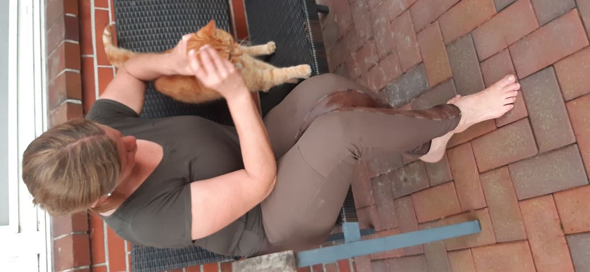 Angelika Janßen mit einer Katze in ihrer Praxis in Wittmund