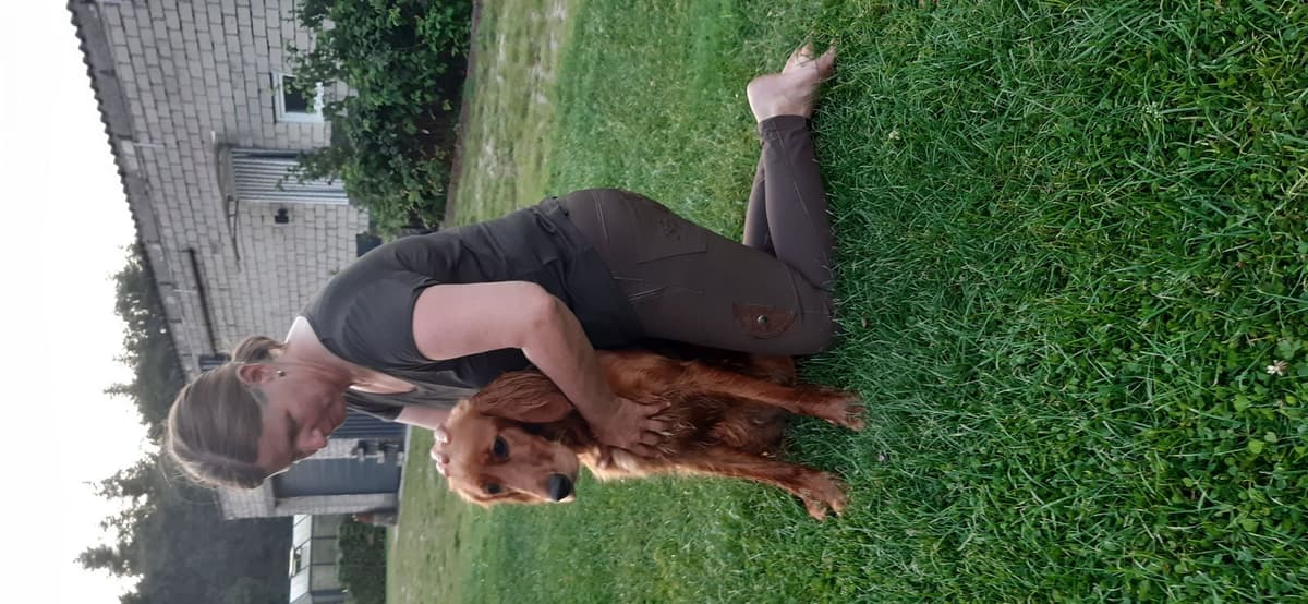Angelika Janßen bei der ganzheitlichen Behandlung eines Hundes in Wittmund