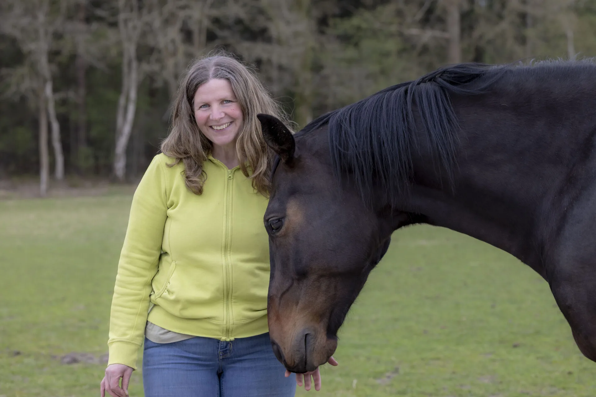 Angelika Janßen mit einem Pferd auf der Weide
